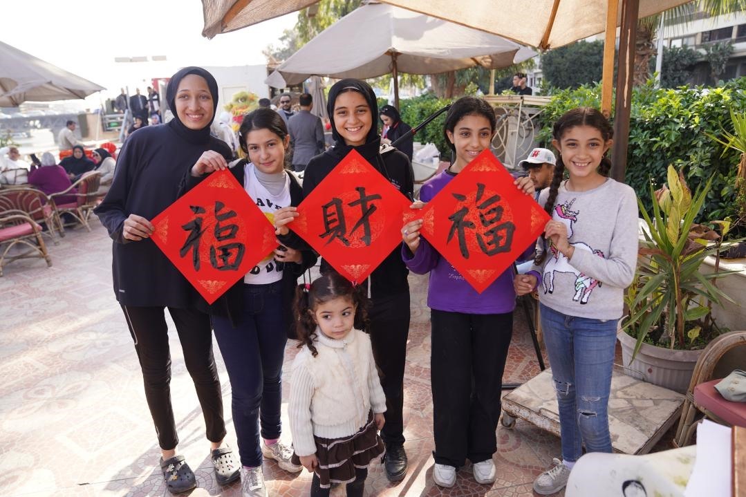 埃及民眾參與中國文化體驗(yàn)活動。開羅中國文化中心供圖