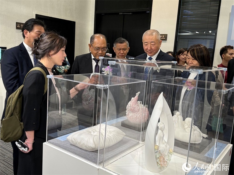 嘉賓在參觀展覽。 人民網(wǎng)記者 章念生攝