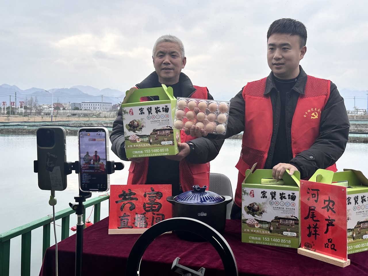 在蒼南金鄉(xiāng)鎮(zhèn)，永興、半浹連、河尾垟?shù)犬?dāng)年受災(zāi)的臨近村落，正連片建設(shè)美麗江南水鄉(xiāng)新景。圖為河尾垟村設(shè)在河邊的“共富直播間”。金鄉(xiāng)鎮(zhèn) 供圖