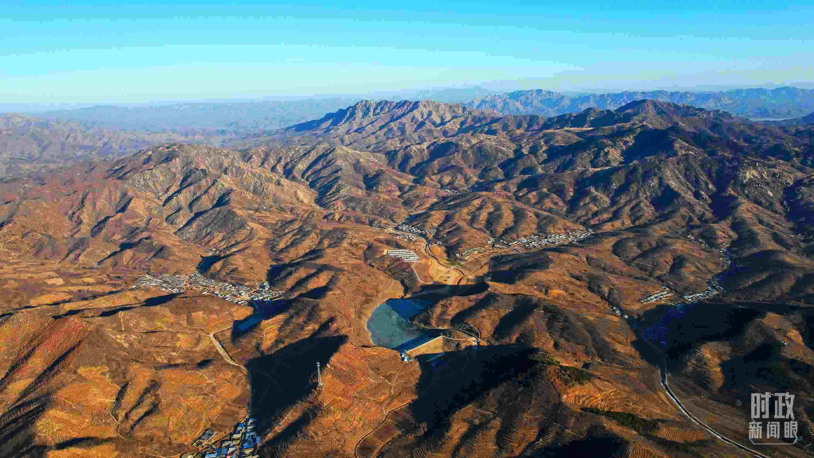 俯瞰祝家溝村。（總臺央視記者范凱拍攝）