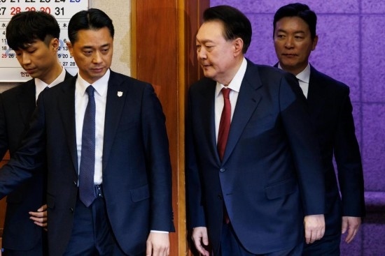  1月23日，尹錫悅（右二）在韓國(guó)首爾憲法法院出席總統(tǒng)彈劾案庭審。新華社發(fā)（Pool圖片，曹城凖攝）