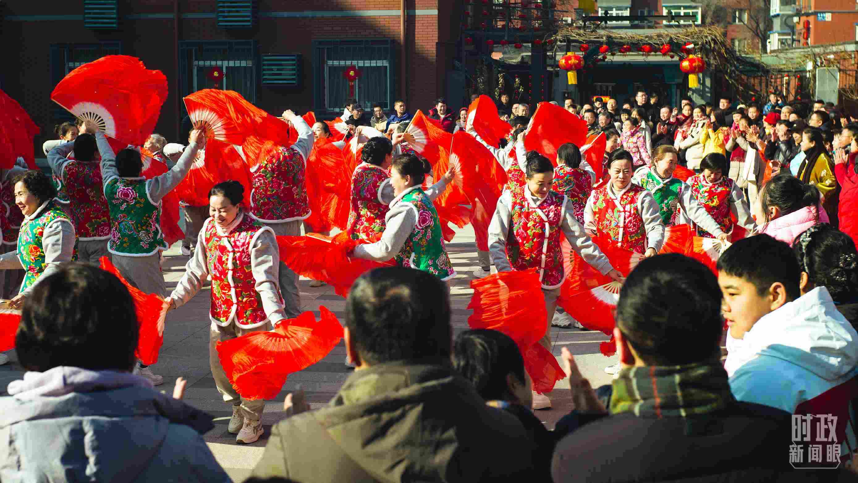 長安小區(qū)文化廣場上，居民們扭起歡快的秧歌。（總臺央視記者彭漢明拍攝）
