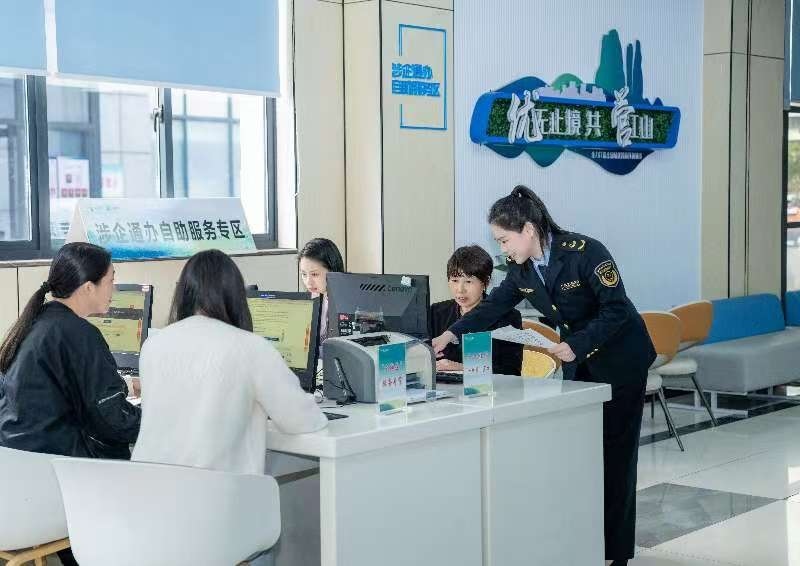 工作人員指導(dǎo)企業(yè)一次性完成信息填報。圖片來源：浙江衢州市市場監(jiān)督管理局