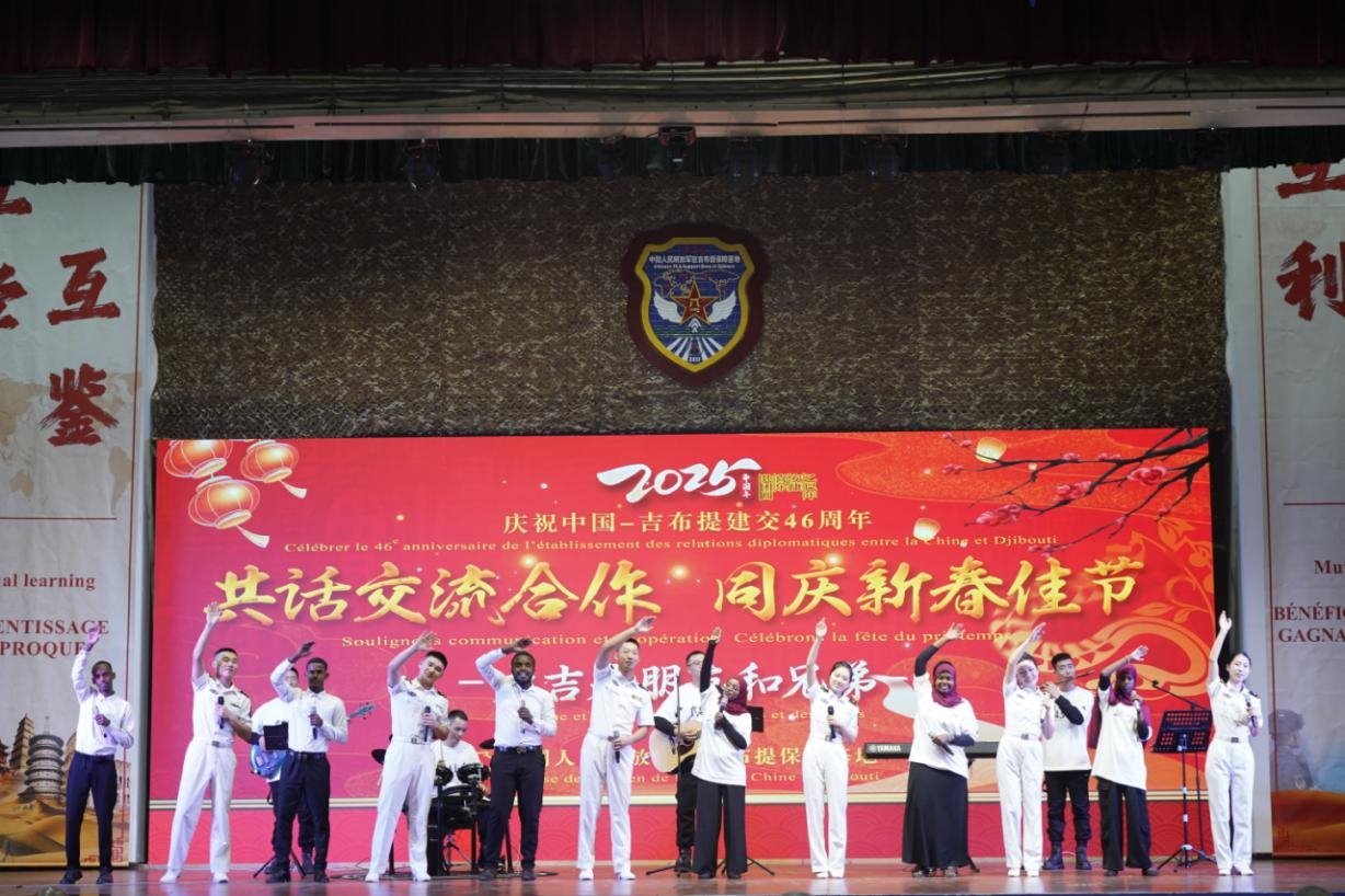 中吉兩國嘉賓合唱《友誼地久天長》。主辦方供圖