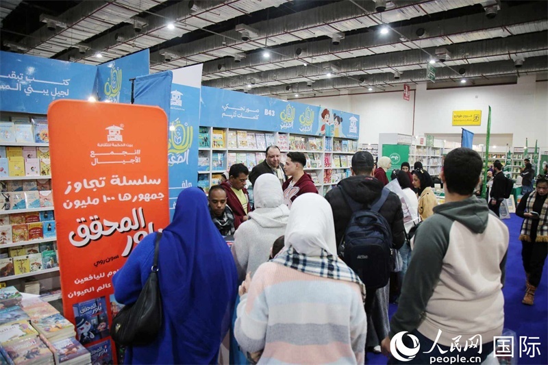 觀眾參觀書展展臺。人民網(wǎng)記者 黃培昭攝