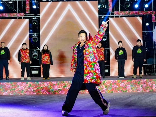 健身教練劉畊宏耐心帶領(lǐng)現(xiàn)場(chǎng)以及線上的朋友們進(jìn)行熱身。人民網(wǎng)記者 許維娜攝