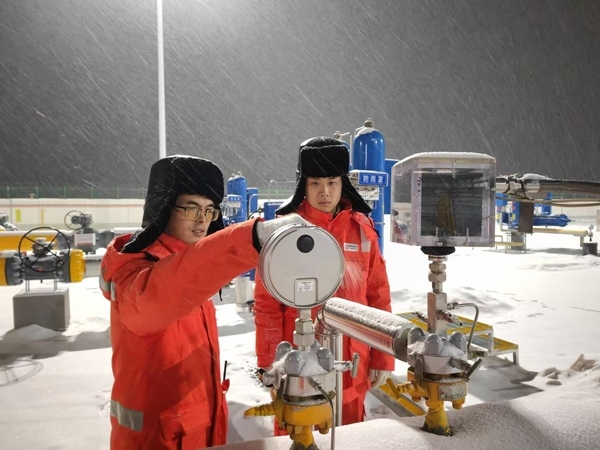 黑河作業(yè)區(qū)員工夜間對天然氣管道進行巡檢。受訪者供圖