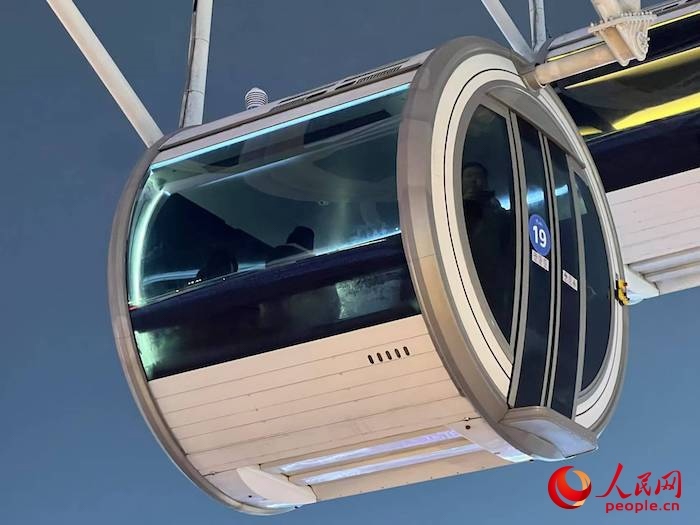 安裝了四要素微型氣象站的摩天輪轎廂。人民網(wǎng) 高清揚(yáng)攝