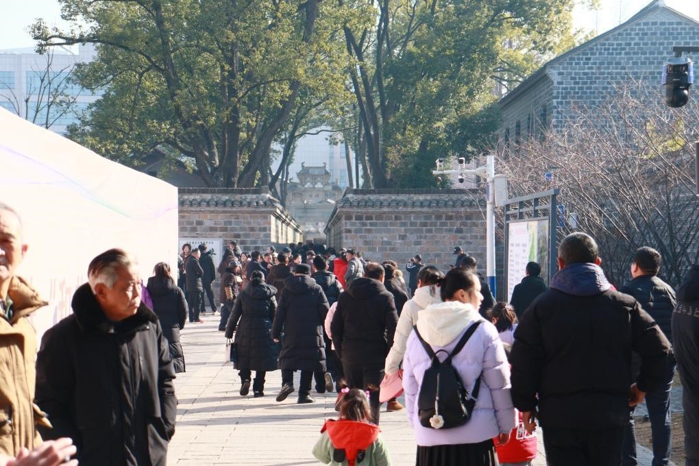 1月29日，游客在安徽省桐城市的六尺巷游覽。新華社記者 許諾 攝