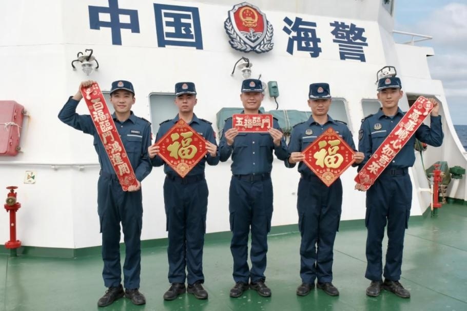 1月27日，中國(guó)海警海鷗艦執(zhí)法員們展示春聯(lián)福字，慶祝農(nóng)歷春節(jié)。