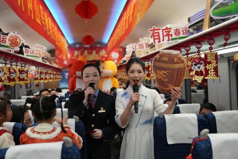 列車乘務(wù)員向旅客介紹江西美食——瓦罐湯。人民網(wǎng) 歐陽易佳攝