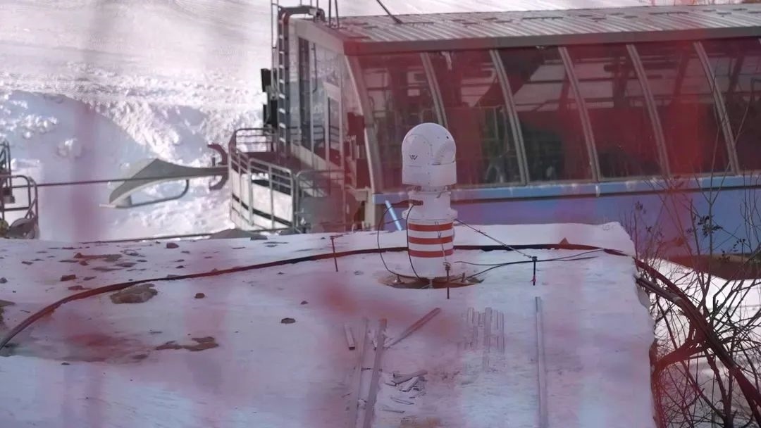 設(shè)在坡面障礙技巧和大跳臺雪道旁的激光測風(fēng)雷達。氣象部門供圖