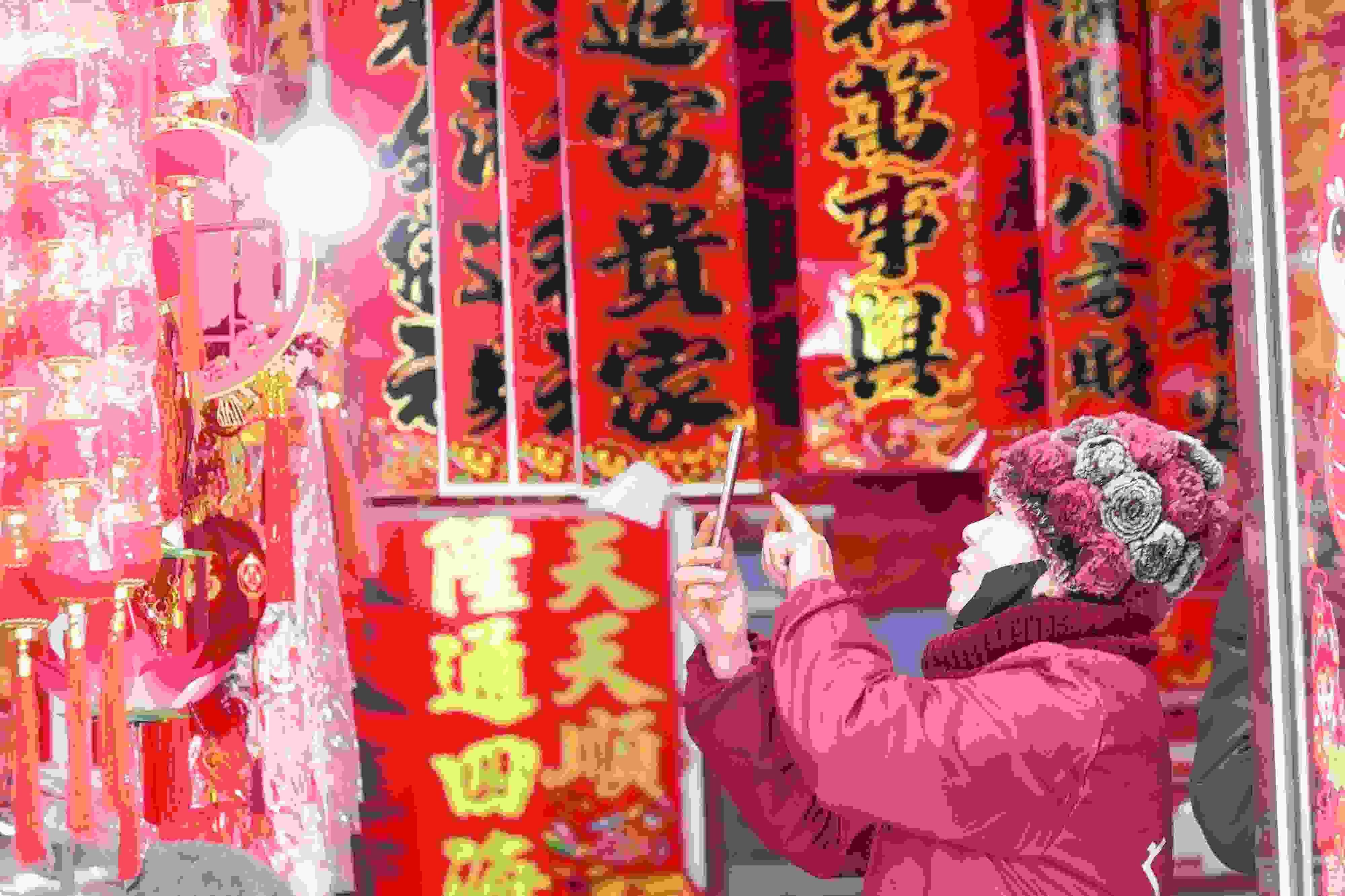 2025年1月5日，在山東省高密市夏莊鎮(zhèn)東李家村，商戶通過(guò)手機(jī)在網(wǎng)上推銷(xiāo)新春飾品。