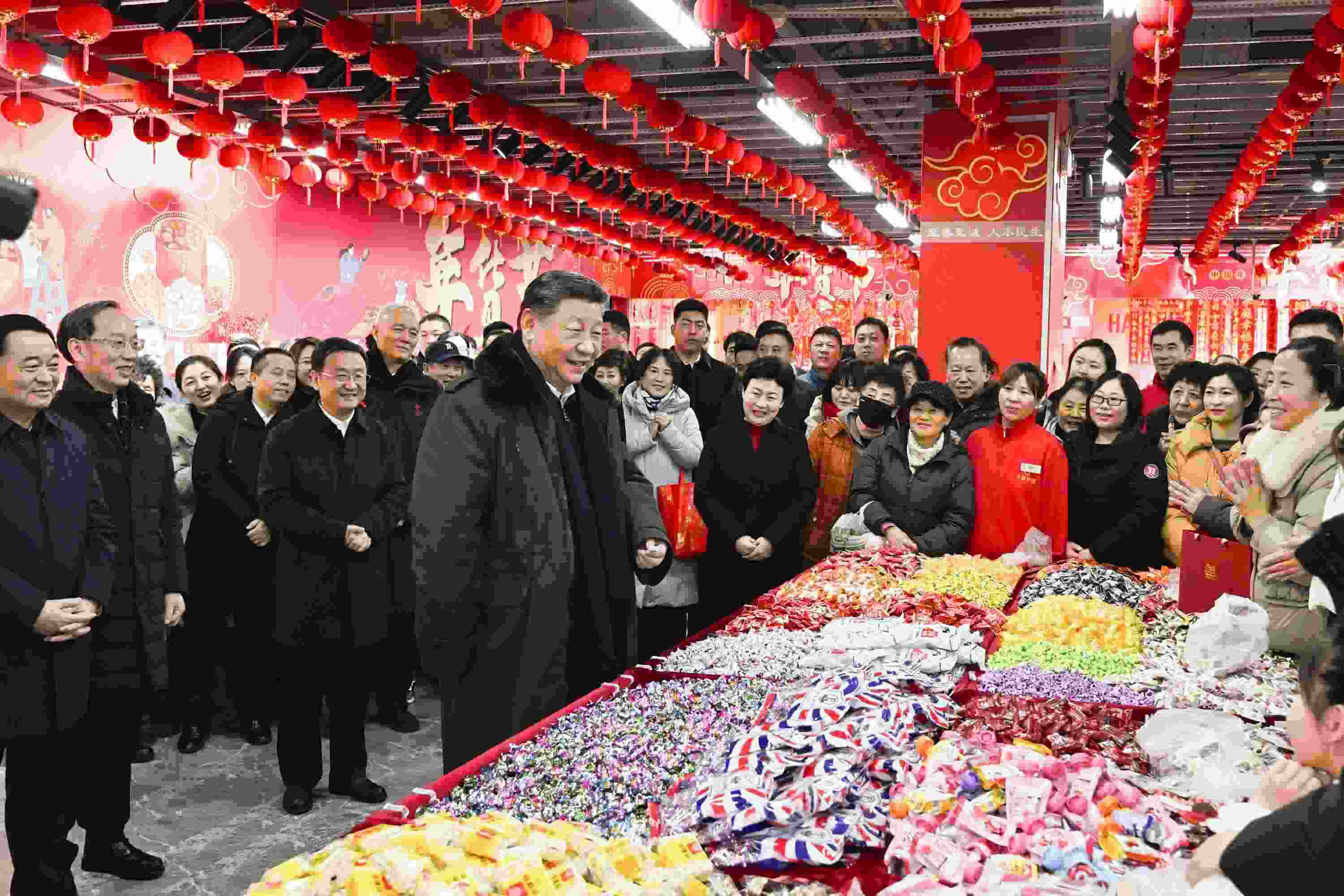 2025年1月23日，習近平總書記在遼寧沈陽大東副食品商場考察時，同店主和顧客親切交流，向大家致以新春祝福。