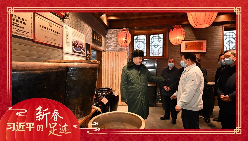 2022年1月27日，習近平總書記沿街巷察看山西平遙古城風貌，走進東湖老醋坊，了解當?shù)亻_展特色經營情況。