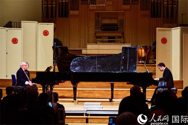 英國皇家音樂學(xué)院教授朱利安-雅格布森和旅英鋼琴家李勁峰演奏《黃河鋼琴協(xié)奏曲》。楊浩鵬攝