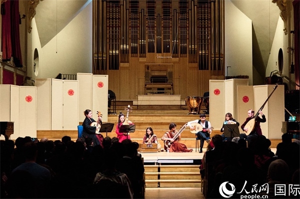 英國中樂團(tuán)和倫敦魯特琴樂團(tuán)演奏《絲綢之韻》。楊浩鵬攝