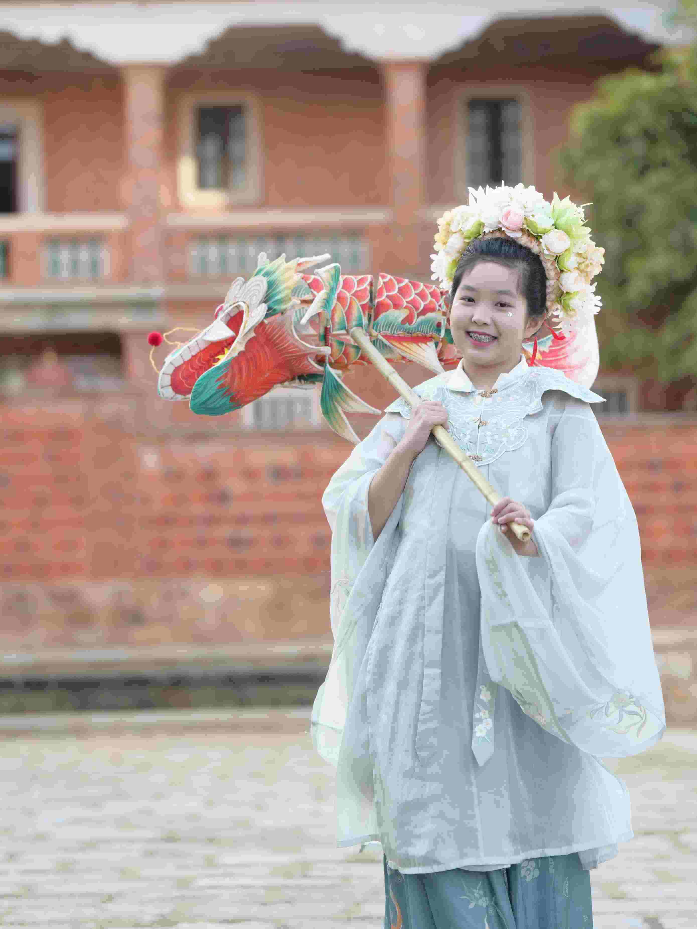 在泉州，沈女士為女兒拍下頭戴簪花的照片。受訪者供圖