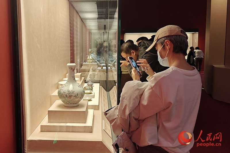 觀眾正在中國國家博物館參觀展覽。人民網(wǎng)記者 韋衍行攝