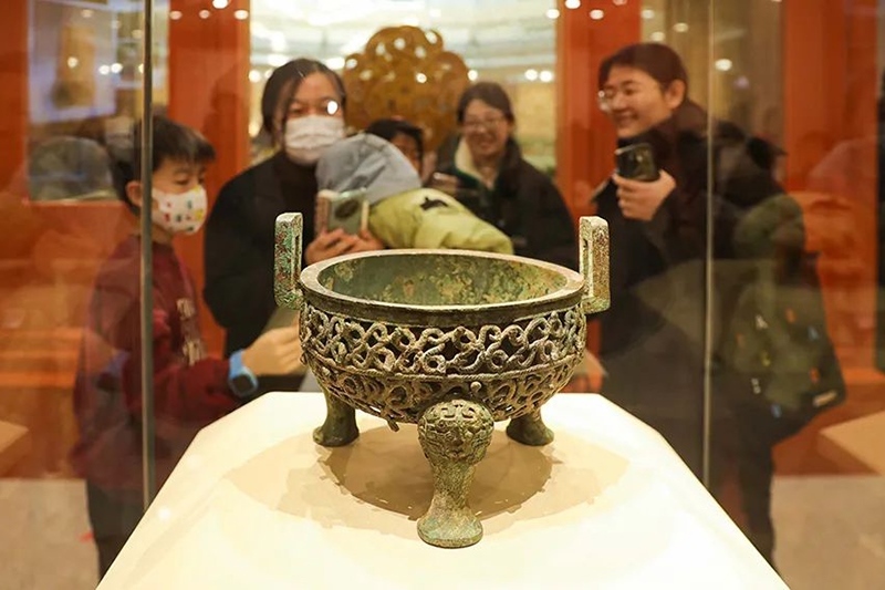 “尋蛇——藏在山西博物院里的蛇”展出的蟠蛇紋鏤空鼎。山西博物院供圖