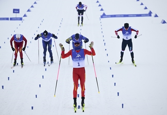 2月8日，王強(qiáng)（中）慶祝奪冠。新華社記者 張龍攝