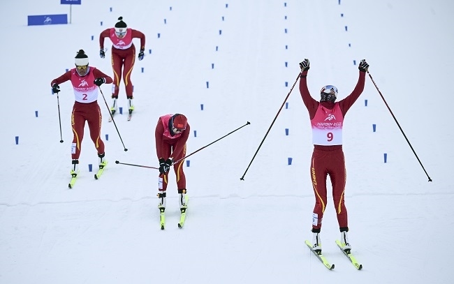 2月8日，李磊（右一）沖過終點(diǎn)后慶祝奪冠。新華社記者 張龍攝