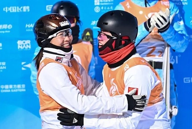 2月10日，中國隊選手李心鵬（前右）與徐夢桃慶祝。新華社記者 楊晨光攝