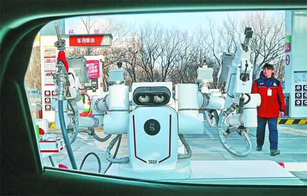 智能加油機(jī)器人在加能站工作。受訪者供圖