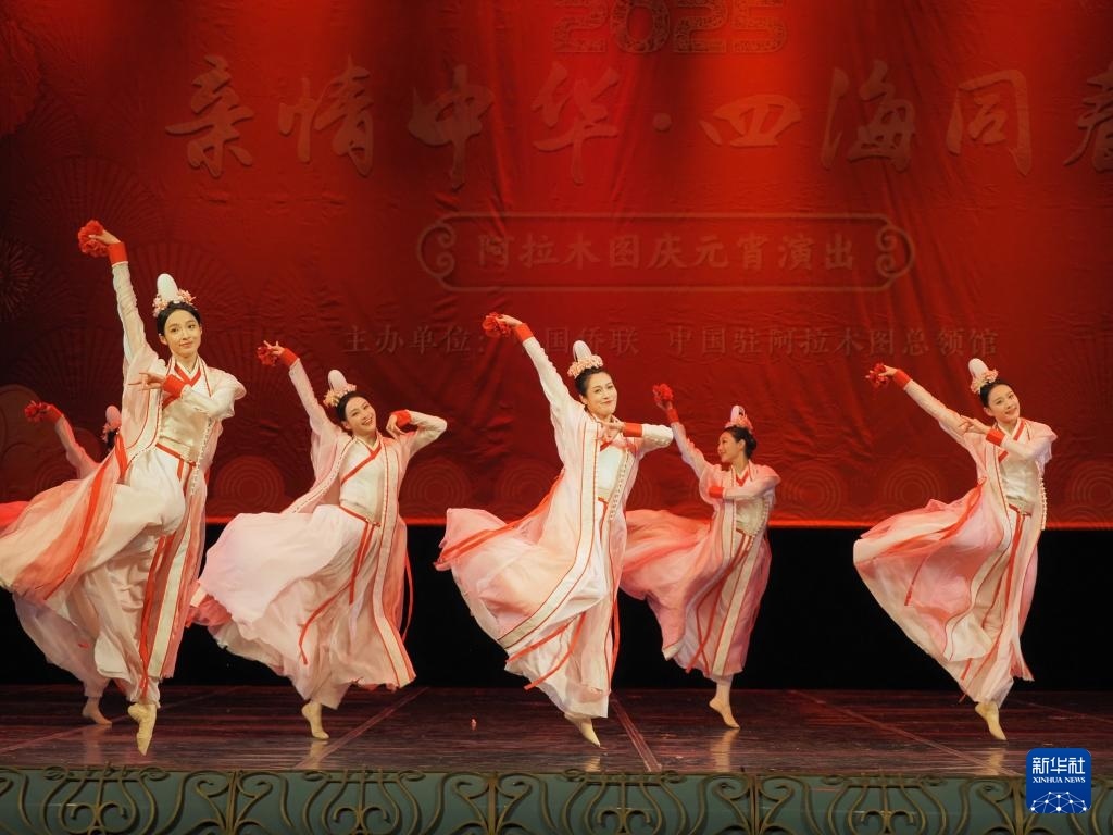 2月11日，在哈薩克斯坦阿拉木圖的阿拜國家歌劇和芭蕾舞劇院，中國演員表演舞蹈《元日霓裳》。新華社記者 趙宇 攝