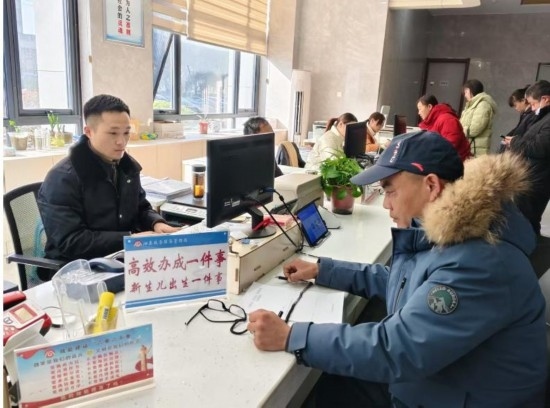 市民在 “高效辦成一件事” 窗口辦理業(yè)務(wù)。彭雪松攝