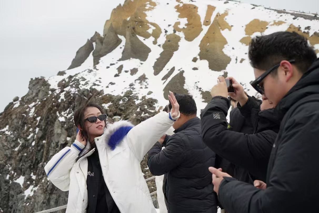 長(zhǎng)白山天池旁游客拍照留念。人民網(wǎng) 皇甫萬(wàn)里攝