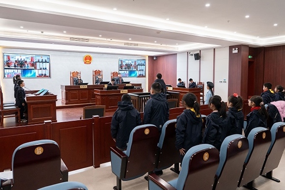 圖③：同學(xué)們開展模擬法庭活動。