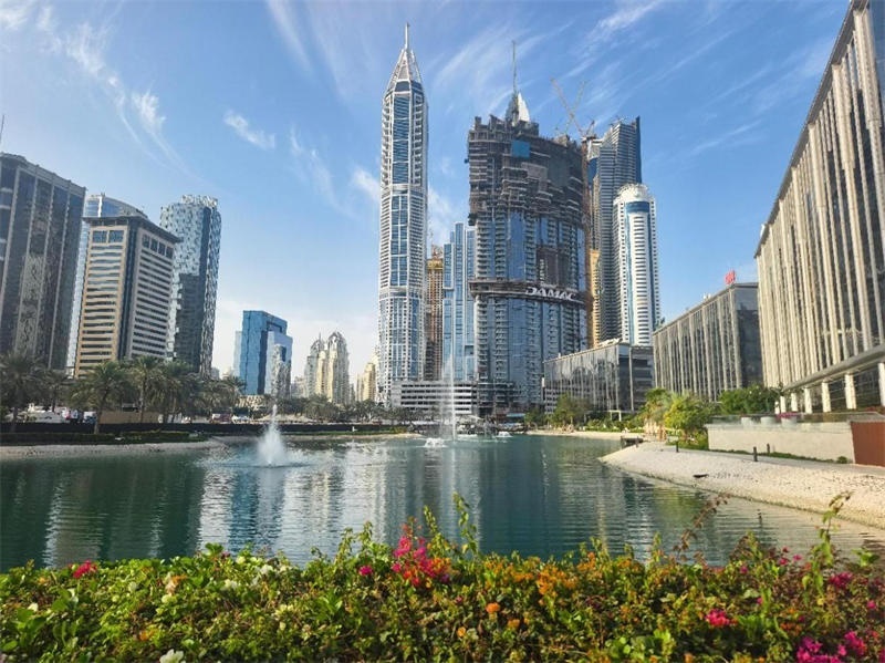 正在建設(shè)中的卡瓦利卡薩高層住宅項(xiàng)目（圖中有腳手架建筑）。 中建中東供圖 