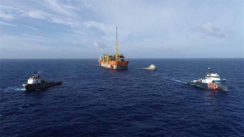 布濟(jì)烏斯七期項(xiàng)目浮式生產(chǎn)儲(chǔ)卸油裝置抵達(dá)油田區(qū)域。巴西國(guó)家石油公司供圖