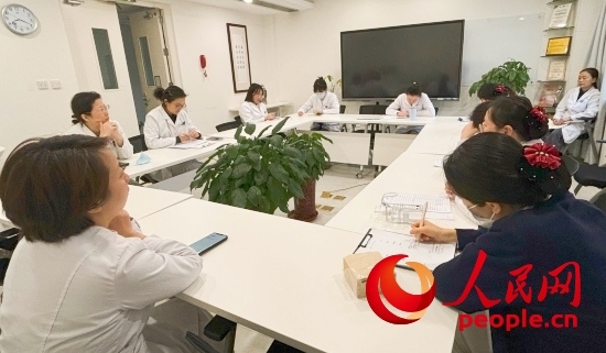 交班會上，海淀醫(yī)院安寧療護(hù)團(tuán)隊(duì)討論患者和家屬需求。人民網(wǎng)記者 金慧慧攝
