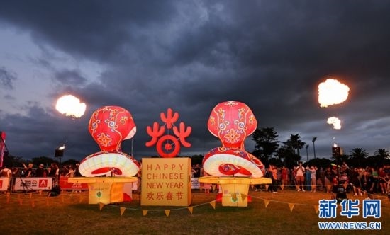 圖為游客在2025年奧克蘭元宵燈節(jié)游覽。（圖片由奧克蘭中國文化中心提供）