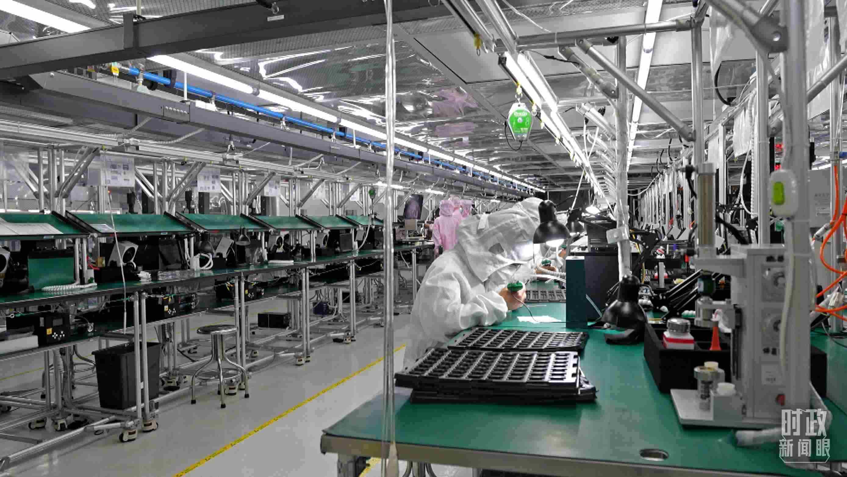 △四川省宜賓市極米光電有限公司的無塵車間光機組裝線。（總臺央視記者范學禹拍攝）