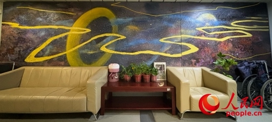 清華長庚醫(yī)院掛著一幅名為“生命長河”的畫，家屬將離世親人的名字寫在上面。人民網(wǎng) 陳葉欣攝