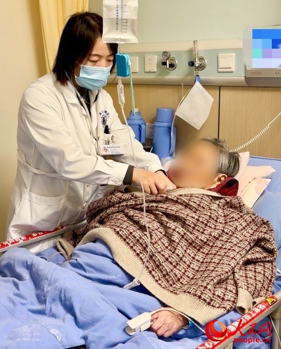 廖澤燕為張婆婆聽診。人民網(wǎng)記者 金慧慧攝