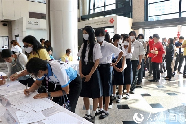 獻血者排隊填寫報名表。朱瀟逸攝