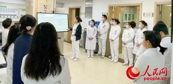 華西第四醫(yī)院姑息醫(yī)學(xué)科交班會(huì)上，護(hù)士介紹患者情況。人民網(wǎng)記者 金慧慧攝