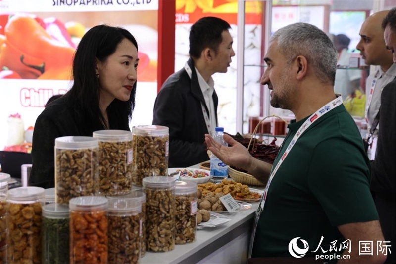 中外商家在第三十屆海灣食品展上交流。人民網(wǎng)記者 張志文攝
