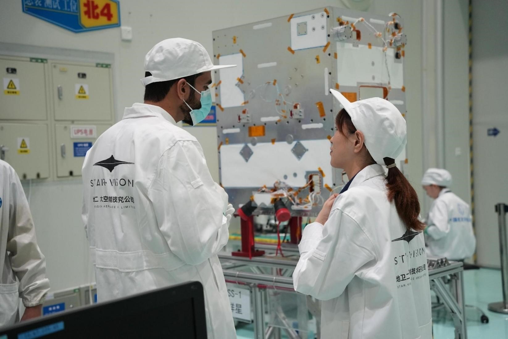 阿曼技術人員在中國接受培訓。阿曼蘭斯航天公司供圖