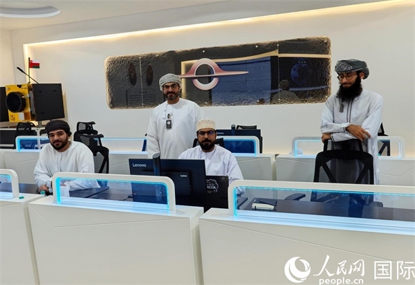 阿曼蘭斯航天公司員工在工作中。人民網(wǎng) 海瑟姆·穆扎恩攝