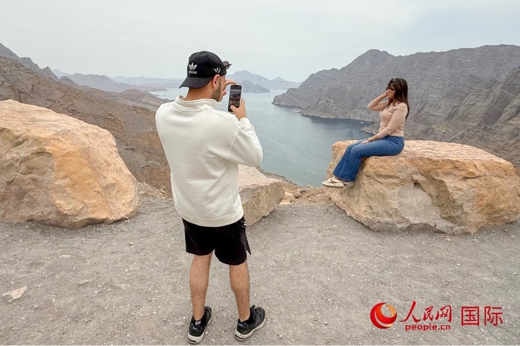 圖為游客參觀阿曼北部穆桑代姆峽灣。人民網(wǎng) 塔里克·易卜拉欣攝