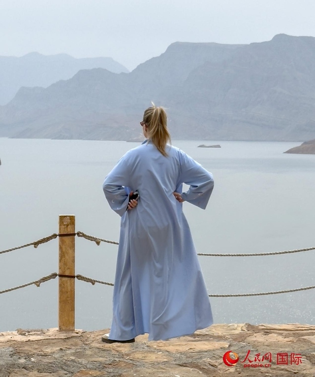 圖為一名游客正在俯瞰阿拉伯灣。人民網(wǎng) 塔里克·易卜拉欣攝