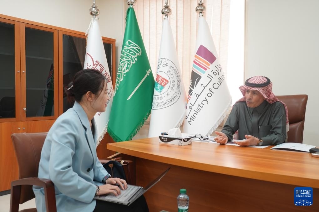 2月19日，“穆罕默德·本·薩勒曼王子沙特-中國文化合作獎”（簡稱“穆罕默德·本·薩勒曼王子獎”）秘書長阿卜杜勒·穆赫辛·阿基利（右）在沙特首都利雅得接受新華社記者專訪。新華社記者 尹炣 攝