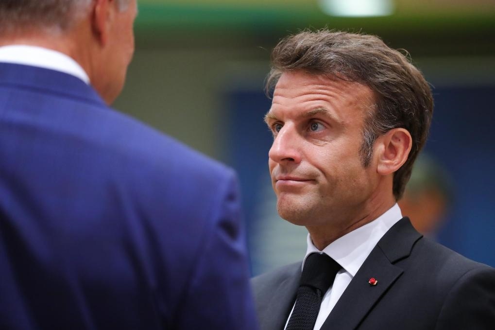2023年6月29日，在比利時(shí)布魯塞爾，法國總統(tǒng)馬克龍（右）準(zhǔn)備出席歐盟峰會(huì)。新華社記者鄭煥松攝