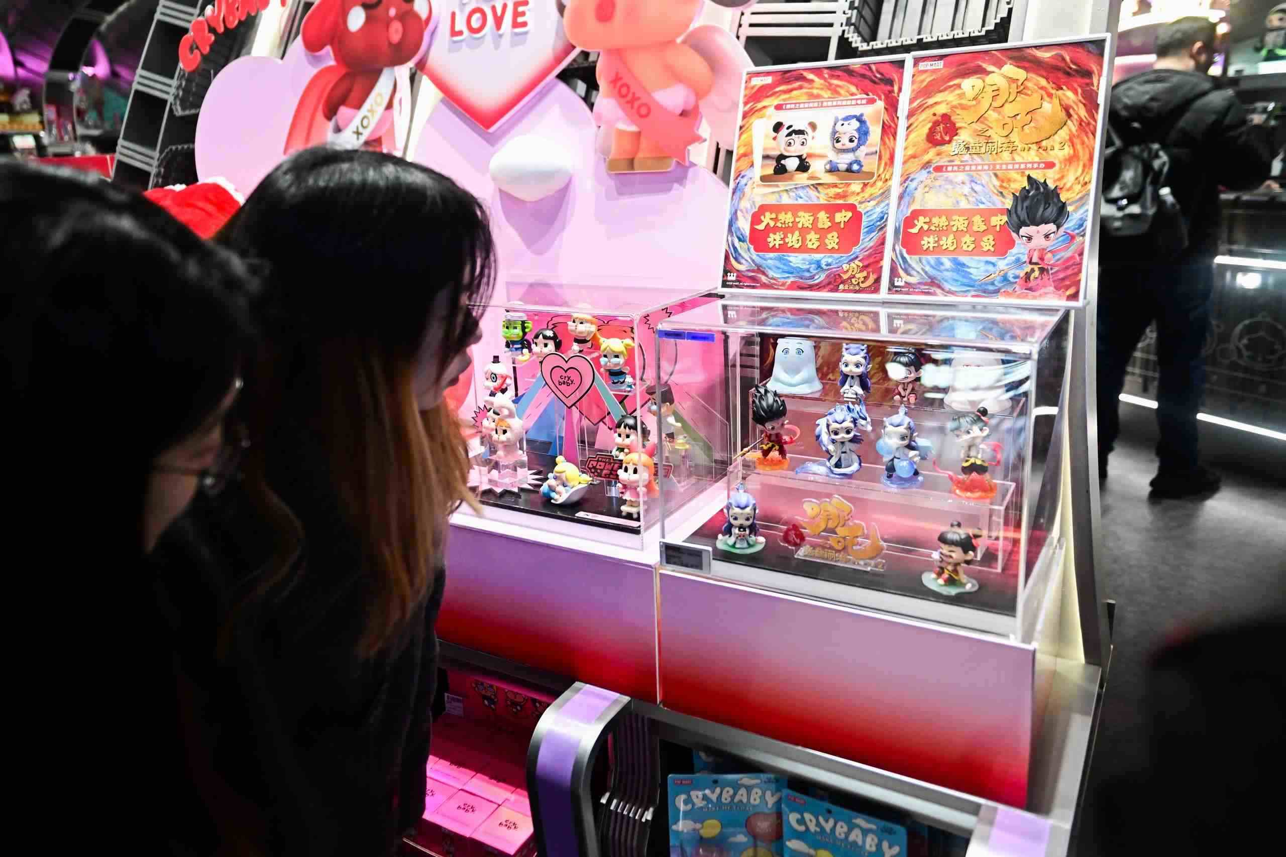 △2025年2月22日，上海，市民在圍觀《哪吒之魔童鬧海》相關(guān)手辦盲盒。