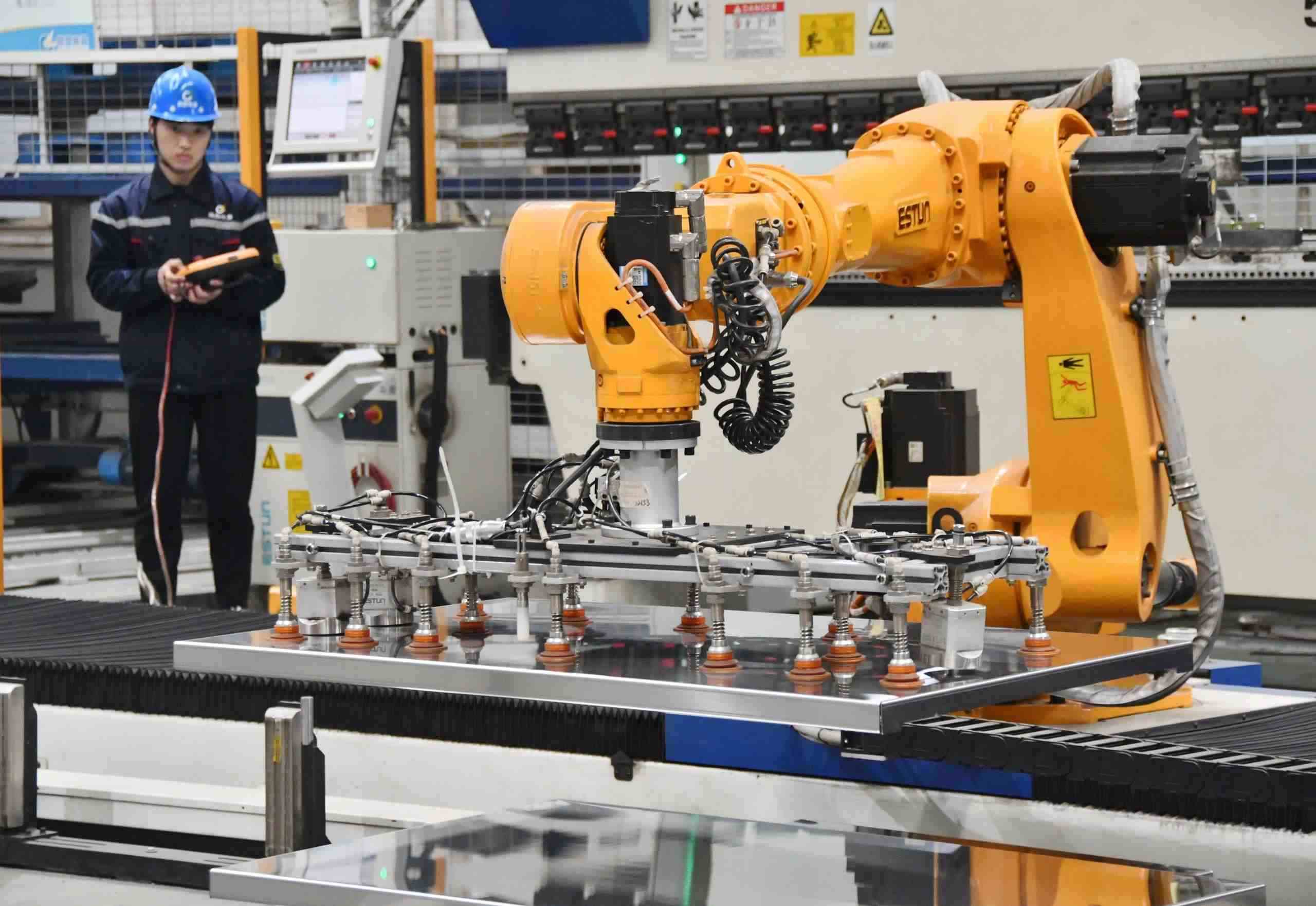 △2025年2月21日，河北邯鄲永年區(qū)工業(yè)園區(qū)的一家企業(yè)，工人正在操控工業(yè)機(jī)器人作業(yè)。